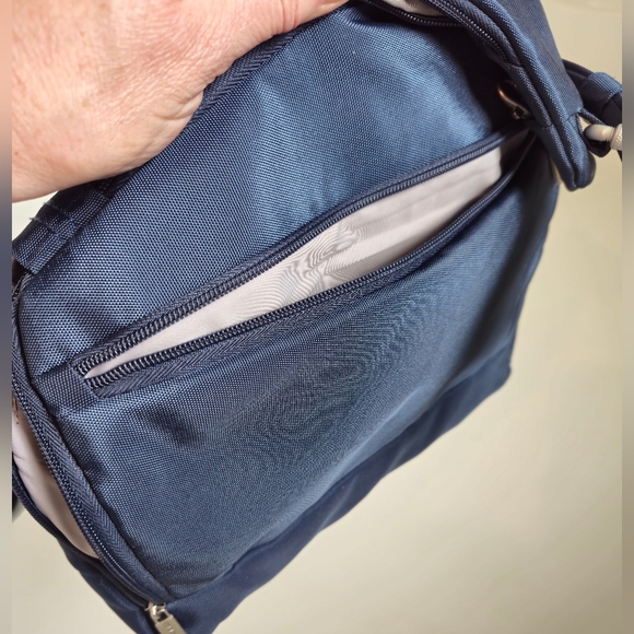 Travelon RFID Anti-Theft Crossbody Bag - Picture 12 of 15